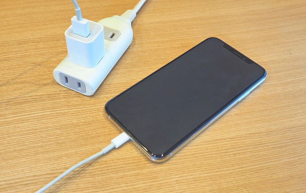iPhoneを充電している写真