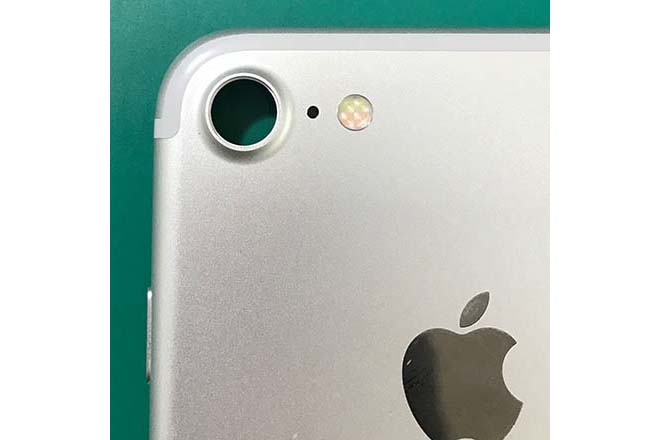 カメラレンズを取り外した、iPhoneの外側