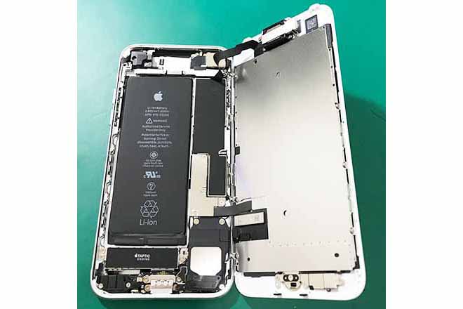 iPhone7の画面部品を取り外していく