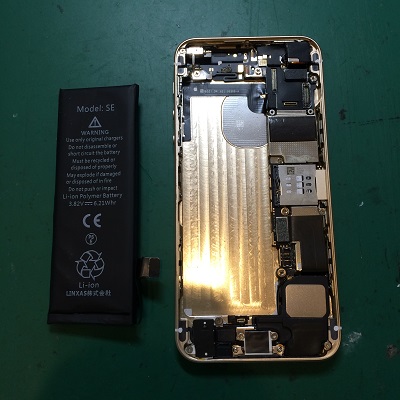 iPhoneSEバッテリー取り外し後