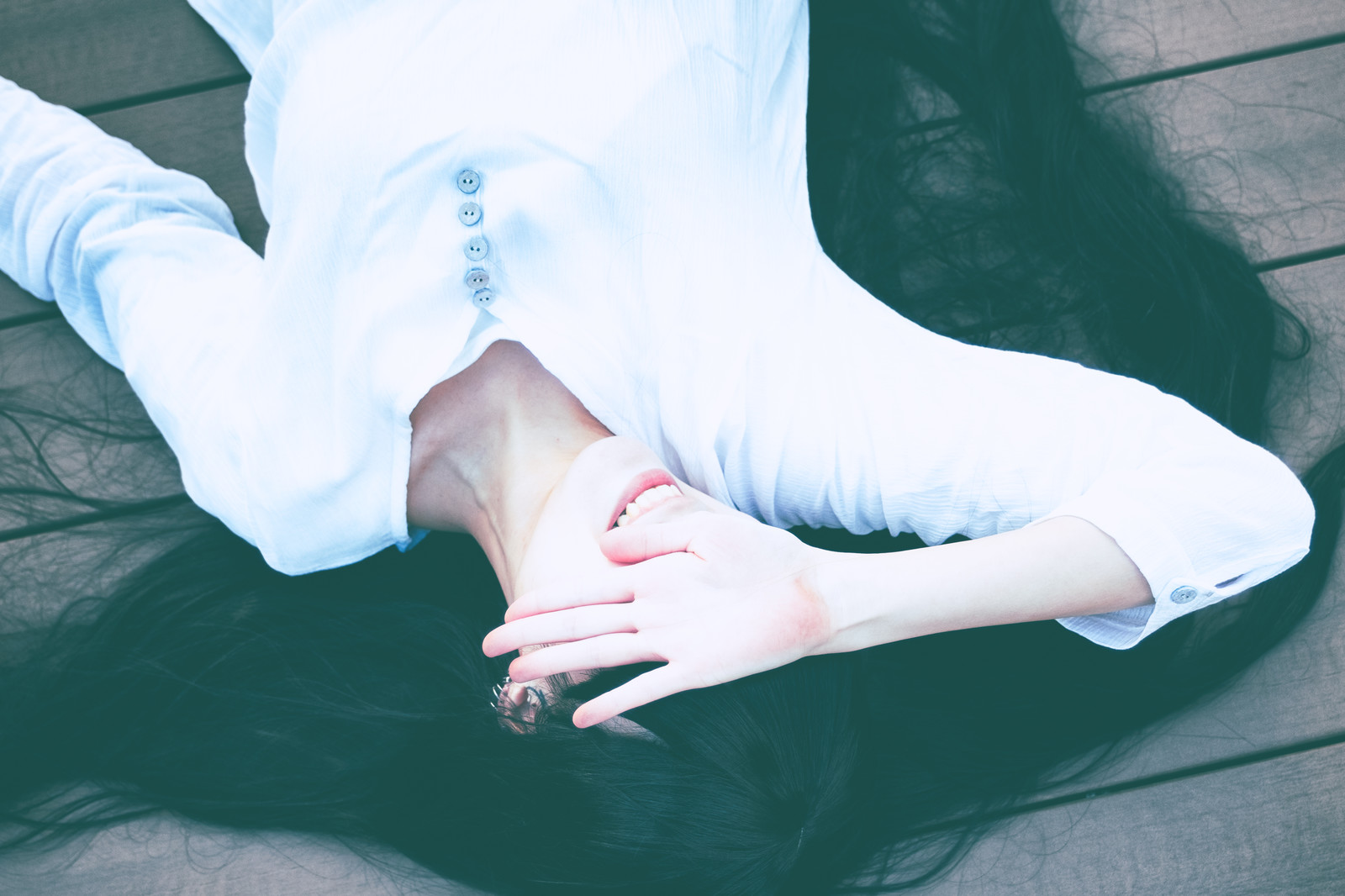 日光を嫌がる美女