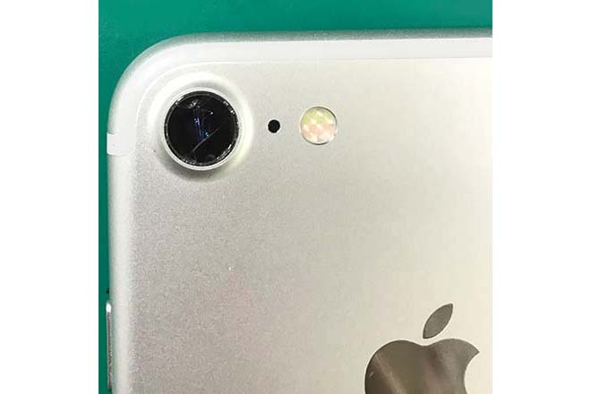 iPhone7カメラレンズ割れ修理前