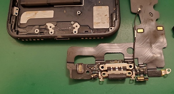 iPhoneの充電コネクタ修理
