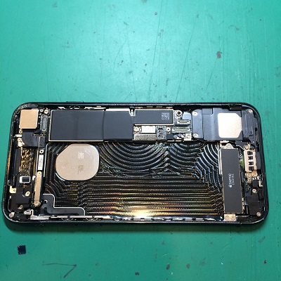 iPhone7バッテリー取り外した状態