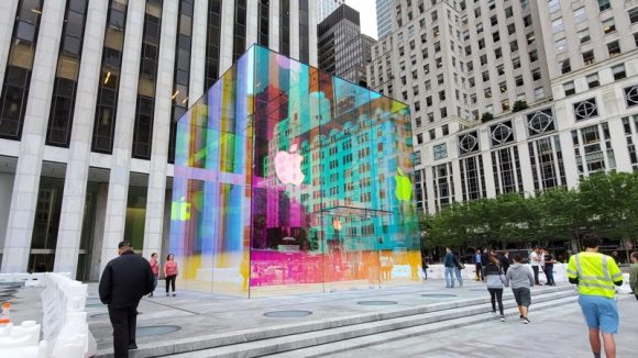 ニューヨークAppleStore 七色 キューブ