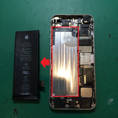 iPhoneSEバッテリー取り外し後