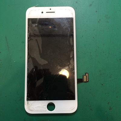 iPhone8のガラス割れ