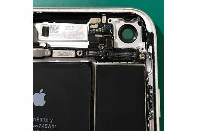 新しいカメラレンズを備え付け、iPhoneの内部へ戻る