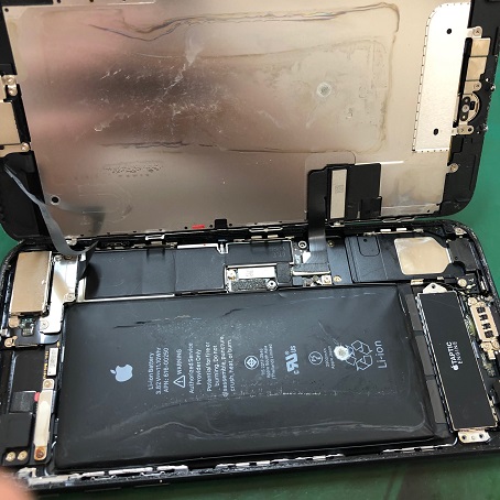 iPhone7Plus水没膨張