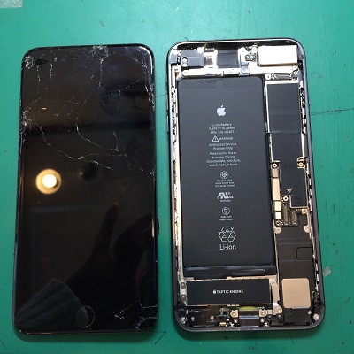 iPhone8Plusパネル取り外し後