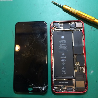iPhone8液晶不良パネル取り外し後