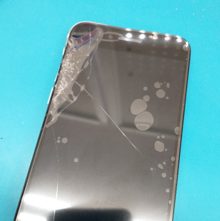 iPhone画面割れ