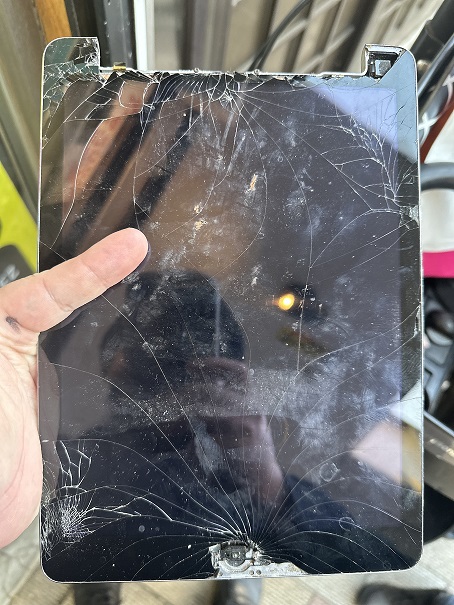 画面が割れたiPadの画像