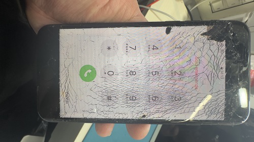 iphone 液晶割れ　即日　高田馬場　最安　SE3