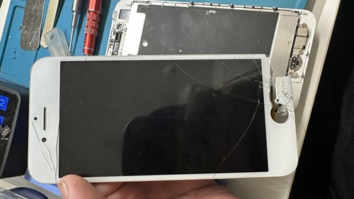 iPhone修理 液晶割れ　ダイワンテレコム高田馬場　最安　学割