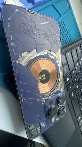 iPhone修理　背面割れ　即日　渋谷　ダイワンテレコム