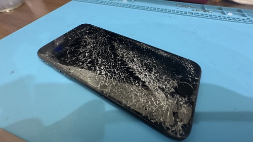 iPhone修理　ダイワンテレコム高田馬場店　即日　液晶割れ　SE3　ダイワン